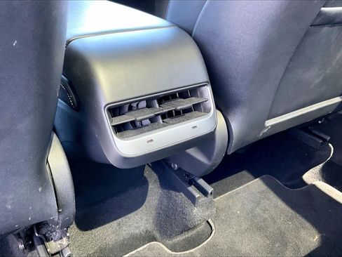 Used 2021 Tesla Model Y Long Range AWD/4WD image 30