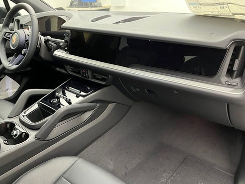 Used 2025 Porsche Cayenne image 27