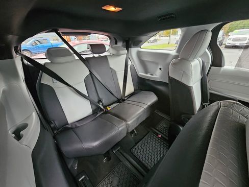 Used 2022 Toyota Sienna XSE image 13
