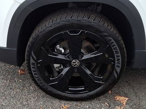 Certified 2025 Volkswagen Taos SE image 28