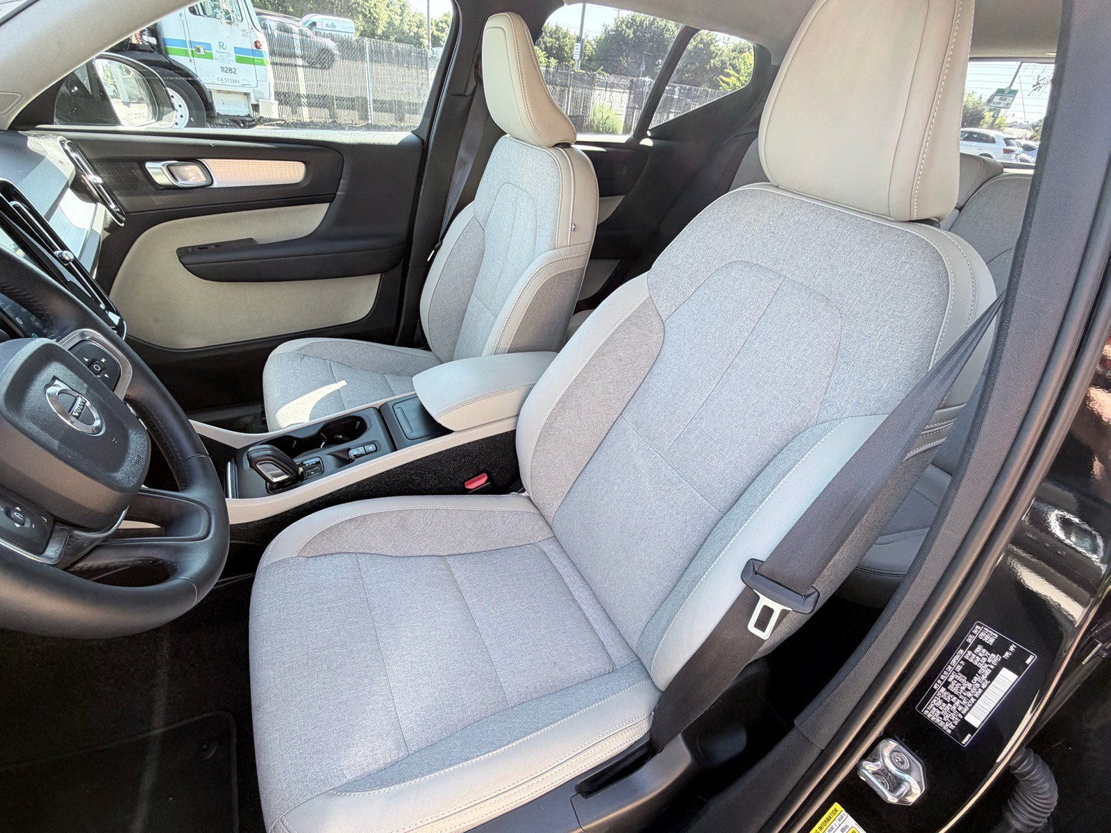 Used 2020 Volvo XC40 T4 Momentum FWD image 8