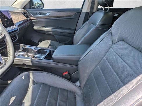 Used 2024 Volkswagen Atlas SEL AWD/4WD image 12