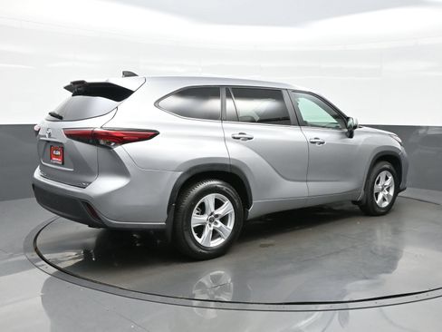 Used 2023 Toyota Highlander LE AWD/4WD image 6