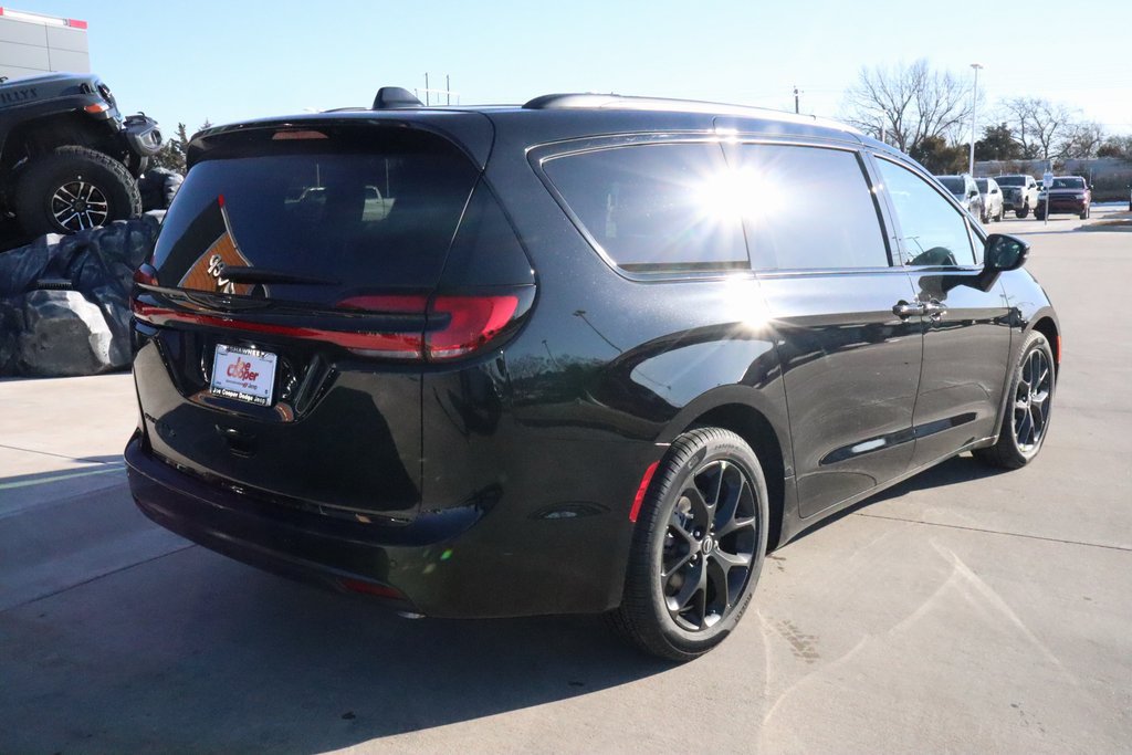 New 2026 Chrysler Pacifica Select w/ S Appearance Package FWD image 19