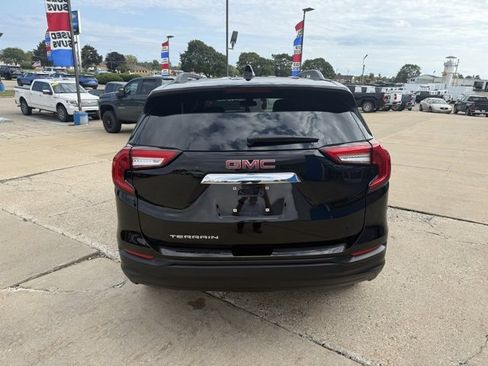 Used 2023 GMC Terrain SLE w/ Driver Convenience Package image 4