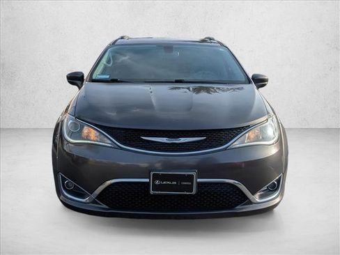 Used 2020 Chrysler Pacifica Touring-L image 2