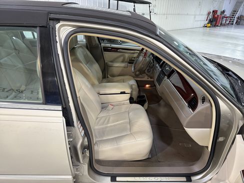 Used 2005 Lincoln Town Car Signature Limited image 14