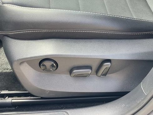 Certified 2022 Volkswagen Taos SE FWD image 19
