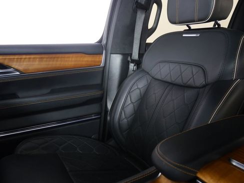 Used 2024 Jeep Grand Wagoneer Series III AWD/4WD image 27