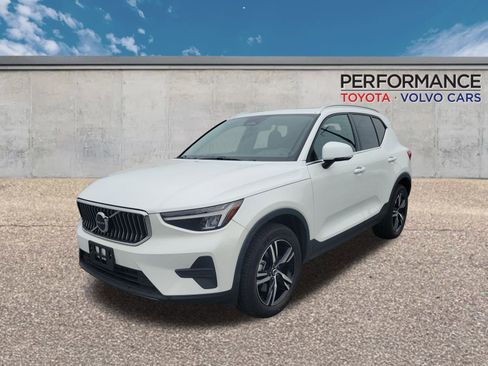 Certified 2025 Volvo XC40 B5 Core image 1