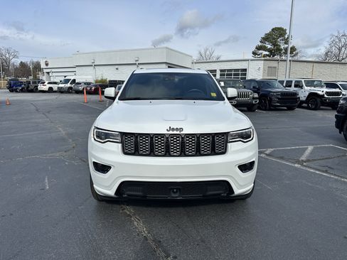 Used 2022 Jeep Grand Cherokee Laredo X image 4