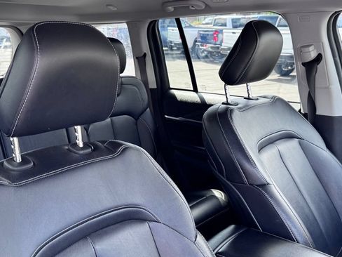 Used 2023 Jeep Grand Cherokee Limited w/ Black Appearance Package AWD/4WD image 15