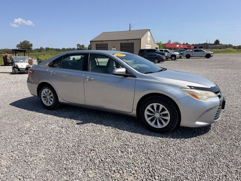 Used 2017 Toyota Camry LE FWD image 1