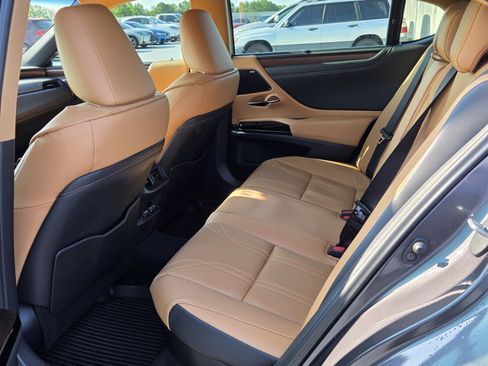 Used 2025 Lexus ES 300h Ultra Luxury w/ Accessory Package (Z2) FWD image 13