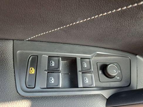 Used 2023 Volkswagen Tiguan SE R-Line image 16