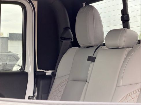 Used 2023 Jeep Gladiator Overland AWD/4WD image 31