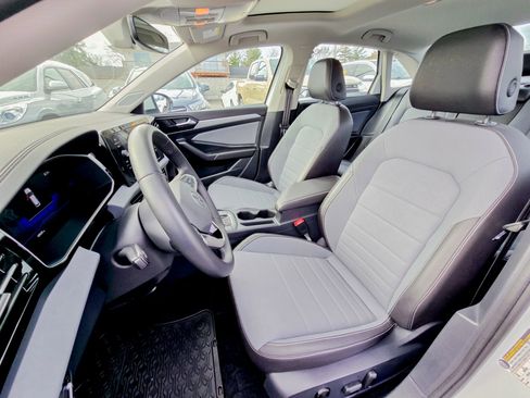 Used 2025 Volkswagen Jetta SE w/ Sunroof Package image 25