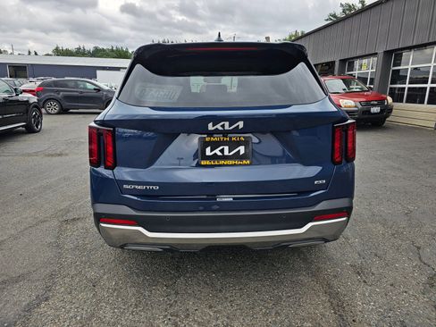 Used 2024 Kia Sorento S image 6