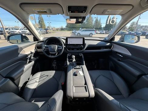 Used 2024 Toyota Grand Highlander AWD image 11