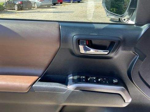 Used 2017 Toyota Tacoma Limited AWD/4WD image 12
