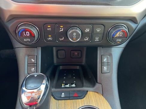 Used 2019 GMC Acadia Denali w/ Technology Package FWD image 28