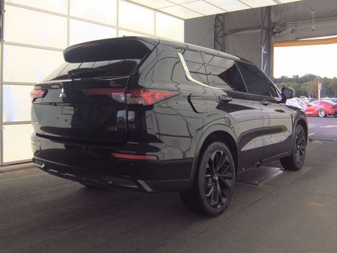 Used 2023 Mitsubishi Outlander SE FWD image 2