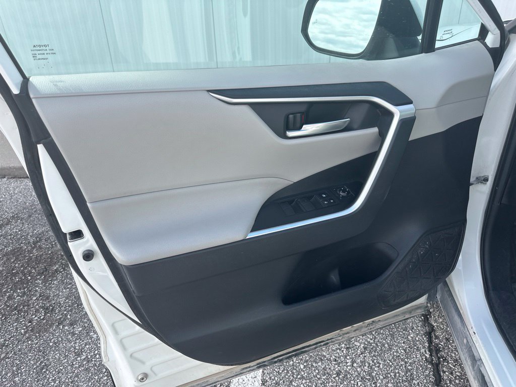Used 2021 Toyota RAV4 XLE w/ Carpet Mat Package (TMS) AWD/4WD image 13