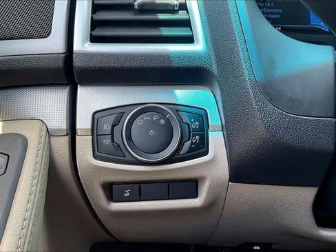 Used 2014 Ford Explorer XLT w/ Equipment Group 202A FWD image 32