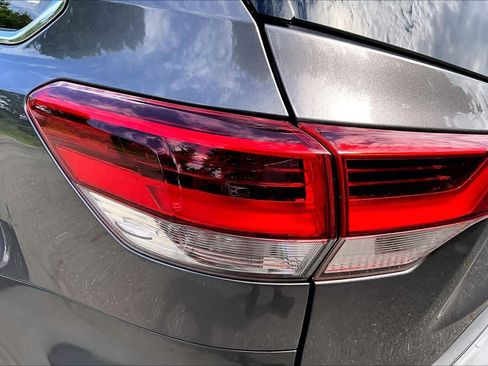 Used 2017 Toyota Highlander Limited Platinum w/ Carpet Mat Package AWD/4WD image 26