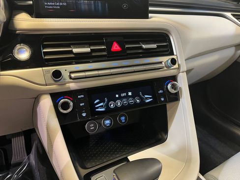 Used 2025 Genesis G70 2.5T image 18