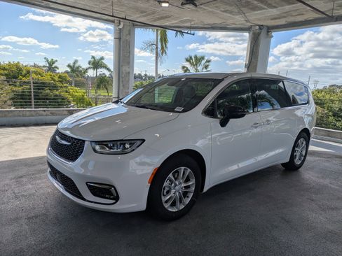 New 2026 Chrysler Pacifica Select image 9