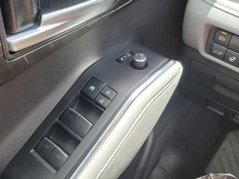 Used 2023 Toyota Highlander Limited image 28