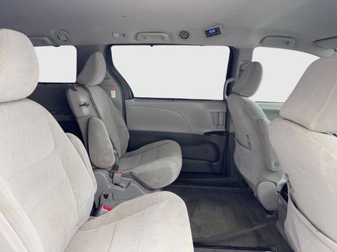 Used 2018 Toyota Sienna LE w/ Carpet Mat Package FWD image 44