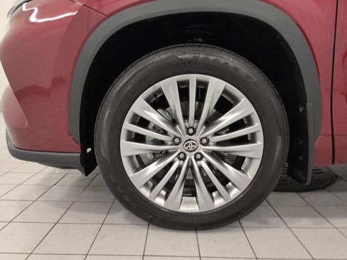 Used 2026 Toyota Highlander Platinum AWD/4WD image 3