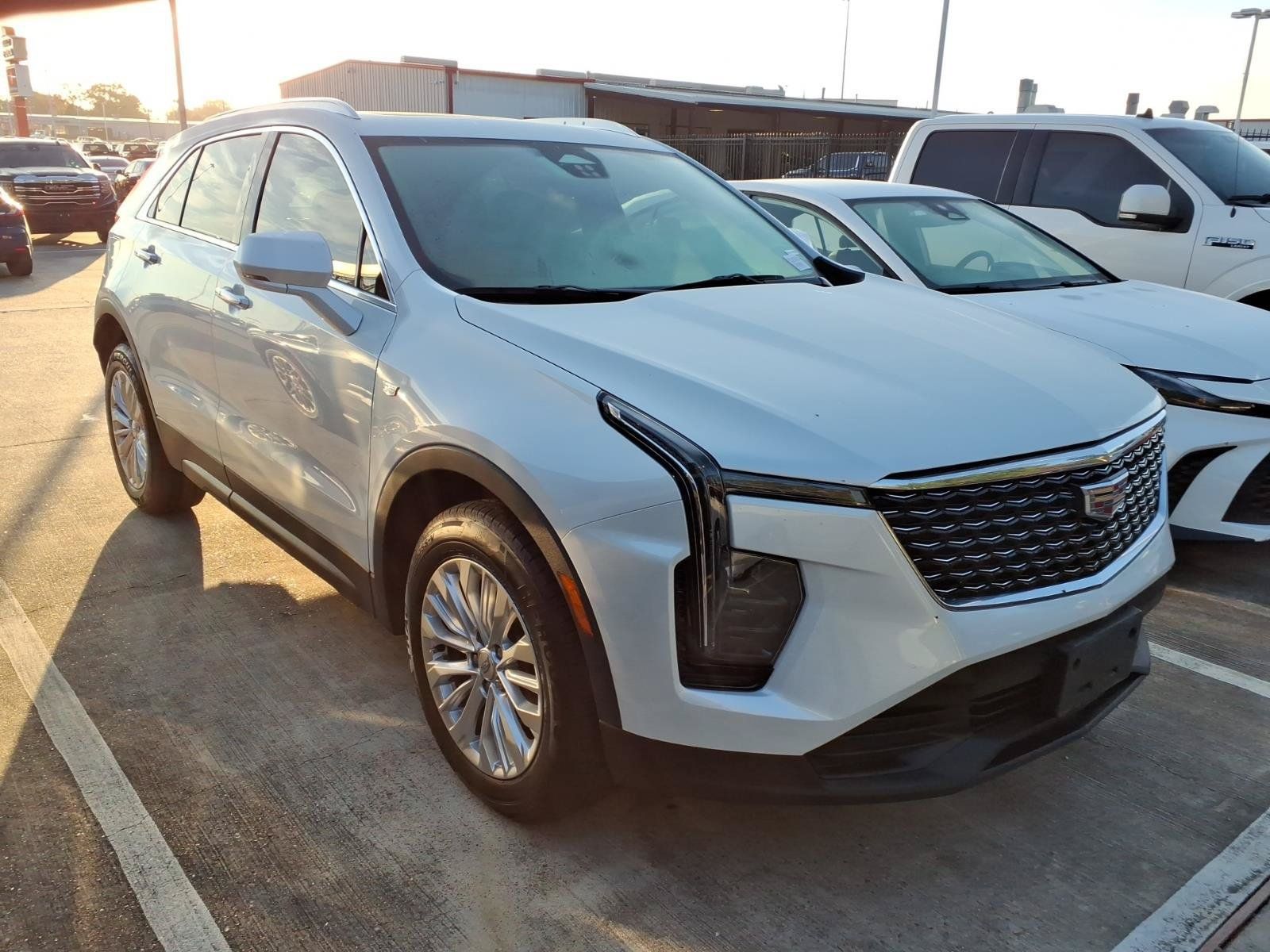 Used 2024 Cadillac XT4 Luxury w/ Cold Weather Package FWD image 1