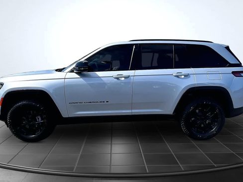 Used 2024 Jeep Grand Cherokee Altitude AWD/4WD image 3