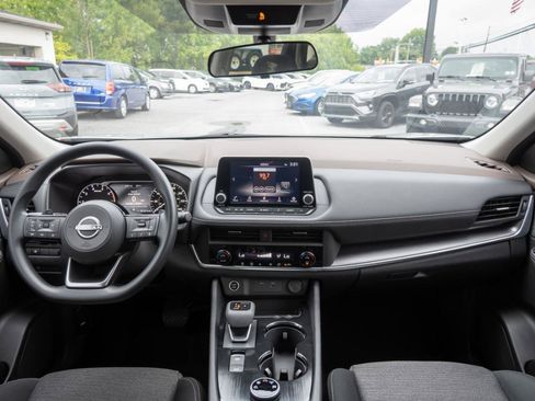 Used 2023 Nissan Rogue SV AWD/4WD image 2