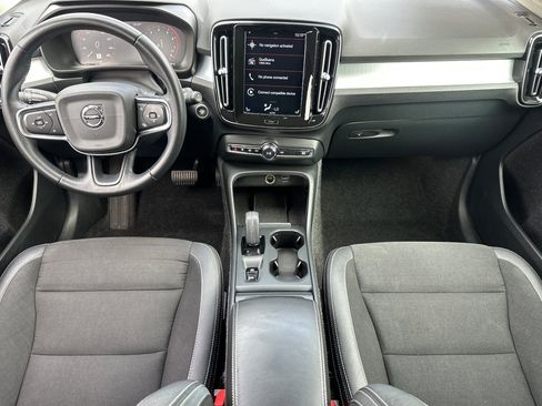 Used 2020 Volvo XC40 T5 Momentum image 12