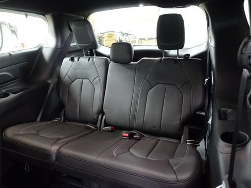 Used 2020 Chrysler Pacifica Touring-L Plus w/ Advanced Safetytec Group FWD image 21