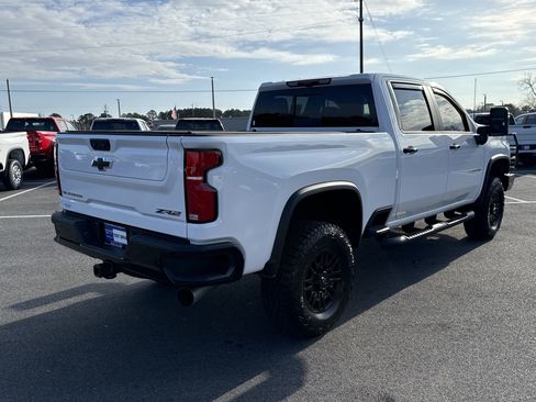 Used 2025 Chevrolet Silverado 2500 ZR2 w/ Technology Package image 10
