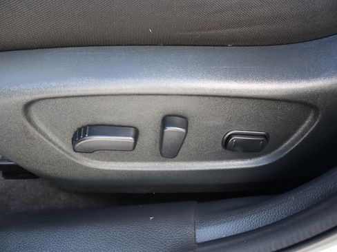 Used 2018 Nissan Rogue SV image 11