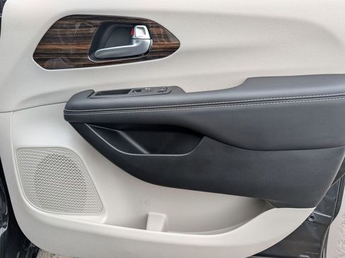 Used 2023 Chrysler Pacifica Limited image 47