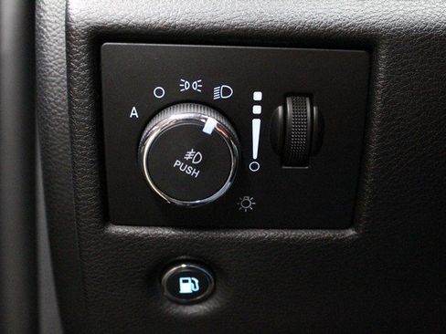 Used 2019 Jeep Grand Cherokee Laredo image 21