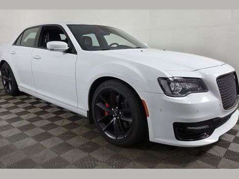 Used 2023 Chrysler 300 C image 1