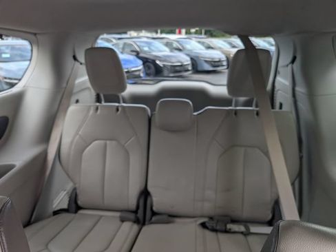 Used 2017 Chrysler Pacifica Touring-L FWD image 10