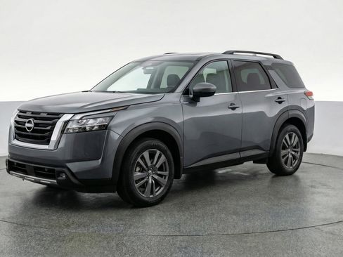 Used 2025 Nissan Pathfinder SV image 3