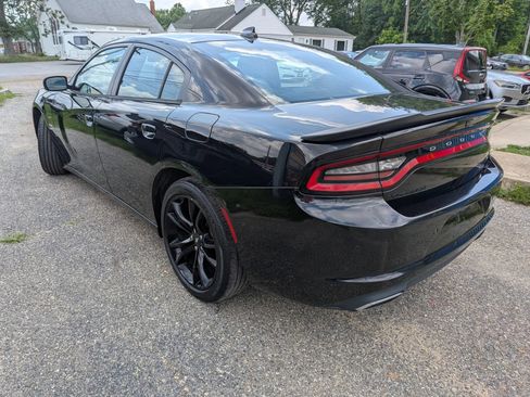 Used 2017 Dodge Charger R/T w/ Plus Group RWD image 4