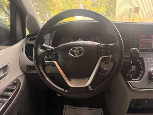 Used 2018 Toyota Sienna XLE w/ XLE Navigation Package FWD image 17