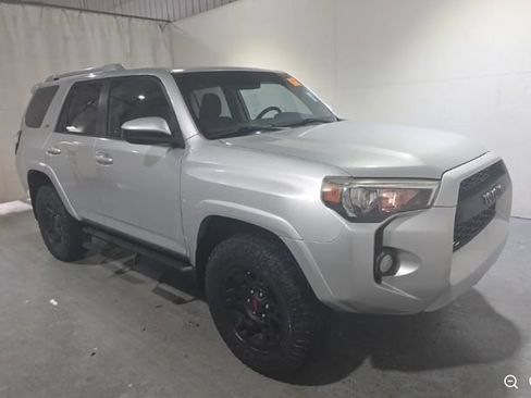 Used 2018 Toyota 4Runner SR5 AWD/4WD image 4