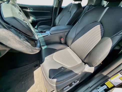 Used 2020 Toyota Camry SE FWD image 11